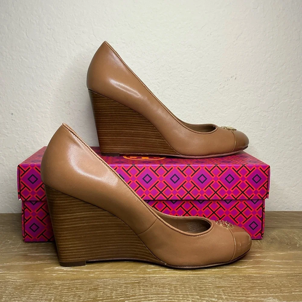 Tory Burch Jolie 85MM Closed Toe Wedge Nappa Patent Leather Royal Tan Size 8
